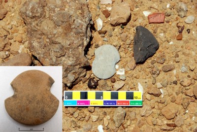 Figure 6. SNR-1: net weight <em>in situ</em> on the surface of site SNR-1, and another sandstone specimen from the same site (photographs by R. Nisbet and E. Starnini).
