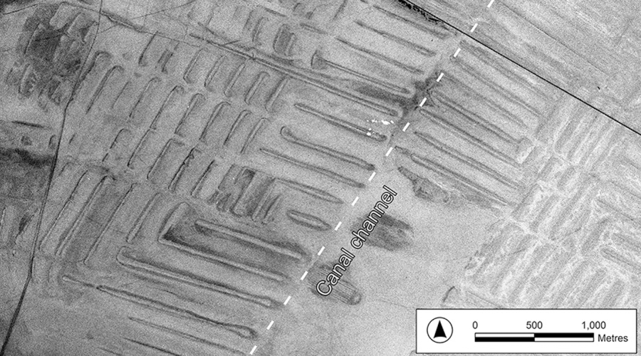 Black-and-white CORONA satellite photograph of ridge/earthwork features