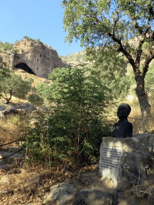 Figure 1. Looking north to Shanidar Cave; bust of Ralph Solecki in the foreground (photograph by G. Barker). 